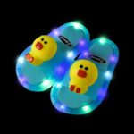 Pantuflas con suela de PVC y luz LED estilo dibujos animados para niños, chanclas nocturnas luminosas de verano, estilo casual para la playa, la casa o el hotel.