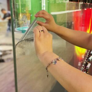 Película LED flexible Pantalla de cristal Pantalla LED transparente en escaparates de centros comerciales Panel publicitario LED adhesivo para vidrio